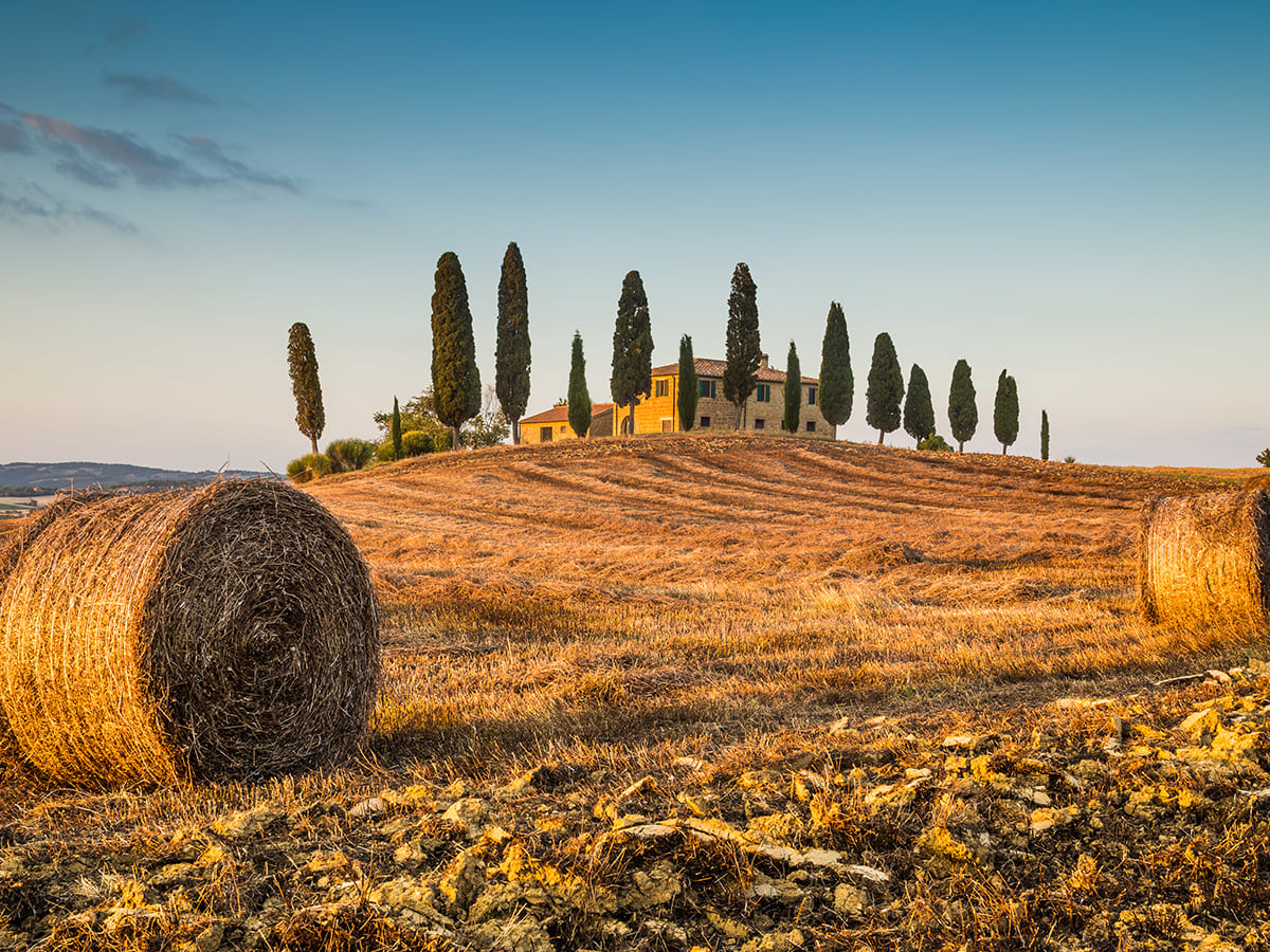 ITS__0000_Tuscany landscape with farm house at sunset, Val d'Orcia