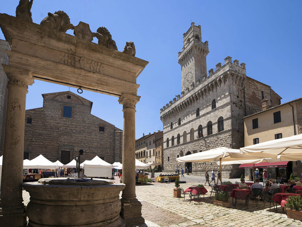 ITS__0007_Montepulciano, Piazza Grande e Palazzo Comunale e pozzo
