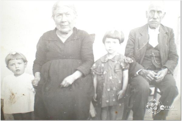 ITS_Genealogy-Research-Trip_Vintage-Family-Portrait_1