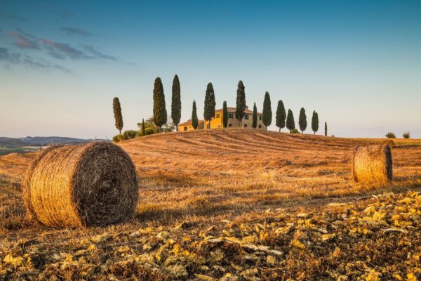 Tuscany Landscape With Farm House At Sunset Val D Orcia — Central Italy journey by Italy Travel Specialist
