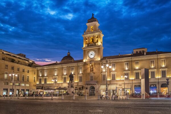 its-italy-in-a-glass-20-parma-piazza-garibaldi-evening