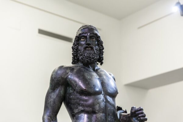 its-southern-italy-lifestyle-04-bronzi-di-riace-485624613-statua-a
