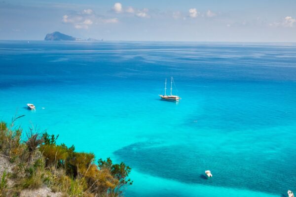 its-southern-italy-lifestyle-09-lipari-baia